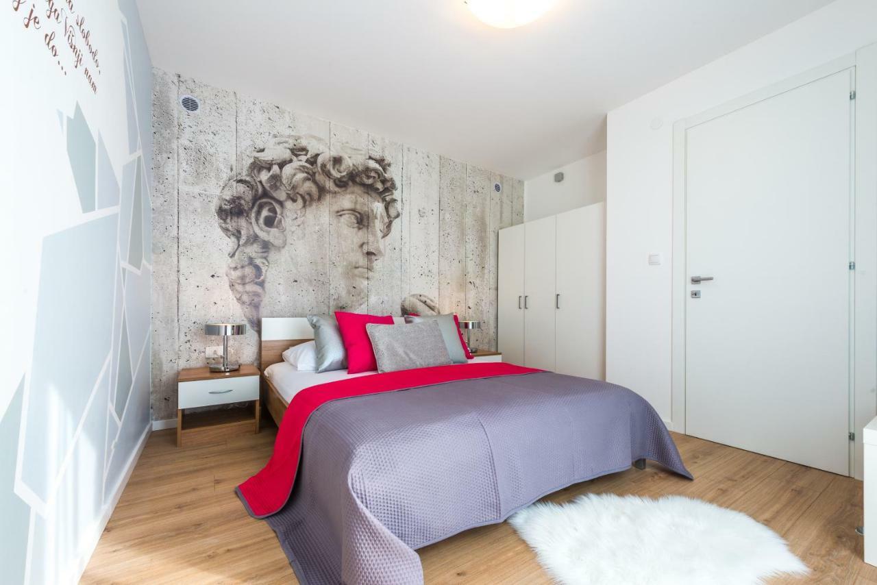 Sunshine With Hot Tub Apartament